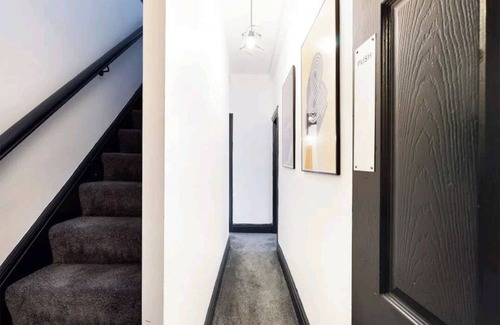 Liverpool Apartment | Modern Maisonette ideal for larger groups, families and contractors.