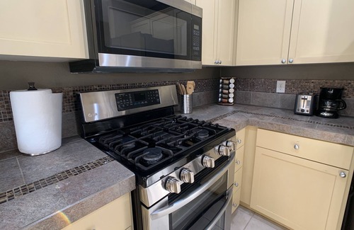 Portland House | Modern Meets Vintage - 3Bed/2.5Bath in Bethany