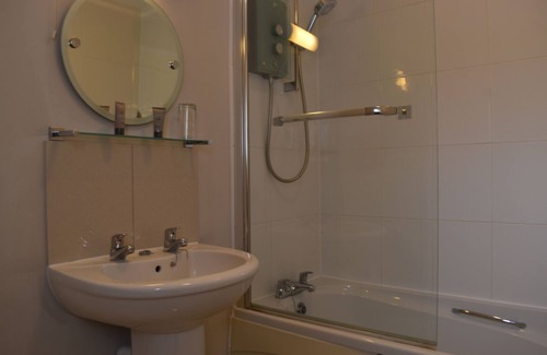 Norton Sub Hamdon Cottage | Modern minimal style accommodation