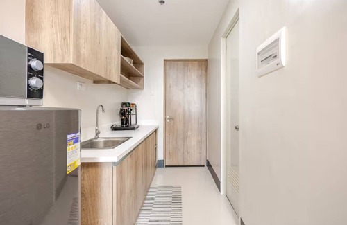 Lapu-Lapu Condo | Modern Minimalist Studio w/Balcony & Sunset View