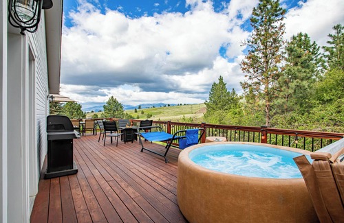 Moose Can Gully House | Modern Missoula home with AC, WiFi, 2-car garage, sleeps 10, & beautiful views!