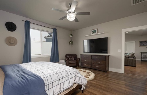 East Wenatchee House | Modern Mount Oasis - King Bed, Mountain Views, open floor plan & Hot Tub!
