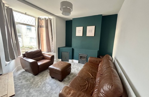 Ystradgynlais House | Modern Mountain Retreat in the Brecon Beacons