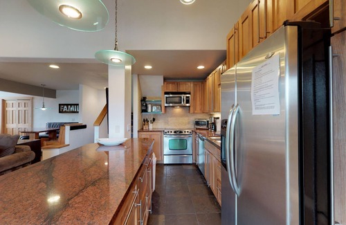 Mammoth Lakes House | Modern Mountain Haven - Walk to Slopes/Canyon Lodge