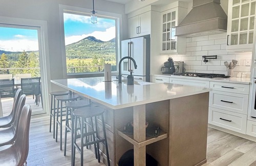 Blairmore House | Modern Mountain Retreat | Scenic Views & Comfort