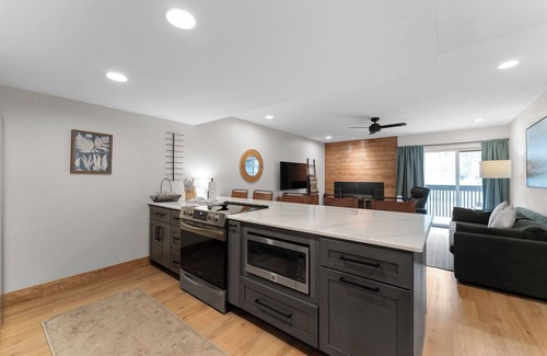 Frisco Condo | Modern Mountain-View Condo - Pool, Hot Tubs & Near 3 Ski Resorts!