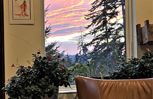 Lyle House | Modern Mountain View Getaway - 26 Acres