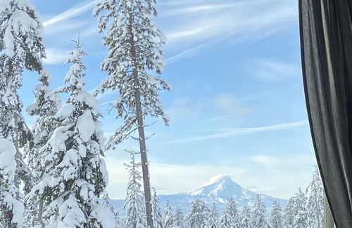 Lyle House | Modern Mountain View Getaway - 26 Acres