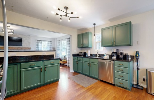 Edwards House | Modern, mountain-view townhome with fireplace & W/D - walk to Riverwalk & park