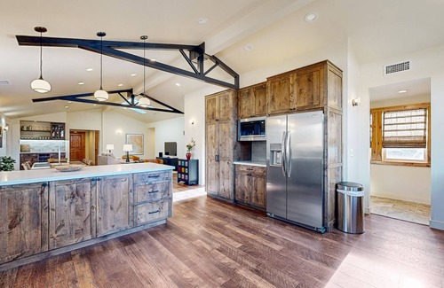 Flagstaff House | Modern mountain-view home with fireplace, streaming, valley views, washer/dryer
