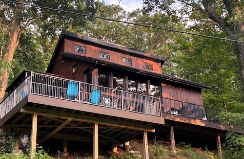 James Creek Cabin | Modern Mountainside Retreat w/Hot Tub, WiFi, Kitchen & Scenic Views