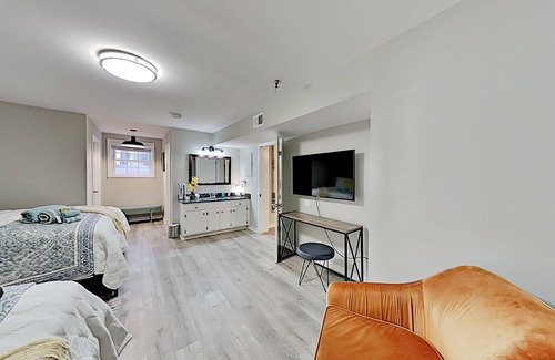 Music Row Apartment | Modern Music Row Getaway | Walk to Broadway, The Gulch & Vanderbilt