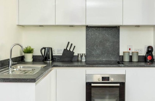Coldharbour Apartment | Modern New 2BR flat w/Balcony in peaceful Brixton