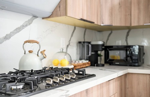Mount Wilson House | Modern New 3B Home Fully Stocked Cozy Sunlight