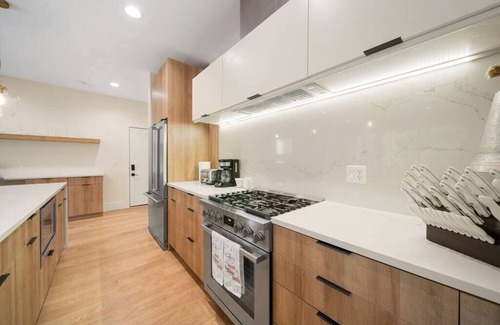 Near West Side Apartment | Modern New 3BR Condo | United Center | Balcony