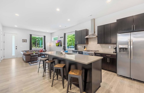 Sugar Creek House | Modern new 4BR Home near NoDa & Downtown