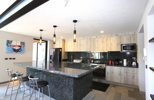 Avandaro House | Modern New Luxury Private Villa for Family Fun - Pool, Jacuzzi, King Beds, Patio