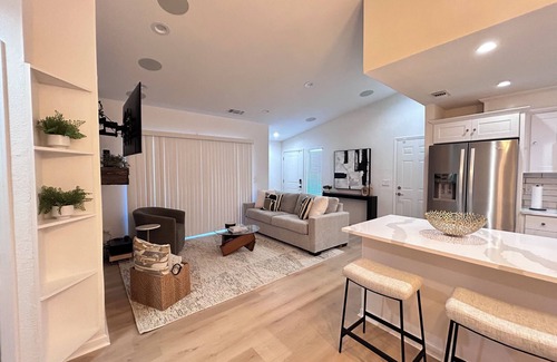 South Natomas House | Modern newly renovated 3-bedroom duplex in welcoming Sacramento with Wi-Fi, AC