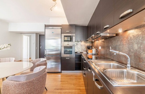 Kinosargous Apartment | Modern Oasis Build on Acropolis Ruins Free Parking