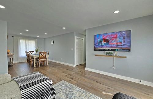 Gurnee Villa | Modern Oasis: Gurnee Getaway