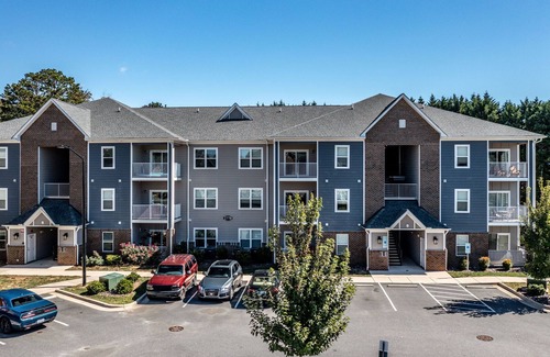 Hickory Apartment | Modern Oasis I Free Parking I Pool I Hawks