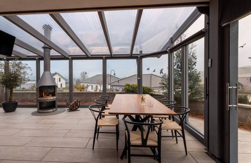 Oberbettingen Villa | Modern Oasis w/Hottub, View, Gym