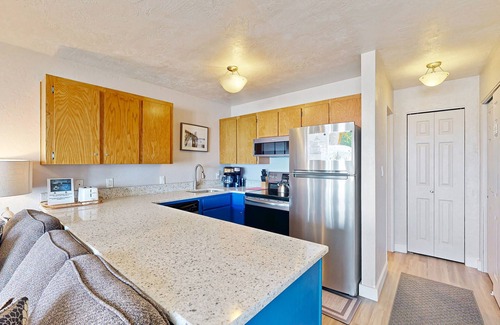 Newport Apartment | Modern oceanfront studio condo on Nye Beach with seasonal pool