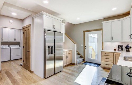 Eau Claire House | Modern On Main - Stylish Comfort Near Downtown
