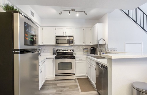 Mesa Grande House | Modern on May-2 miles to ASU-Tempe/Mesa border Walk to Sloan Park! Pet Friendly