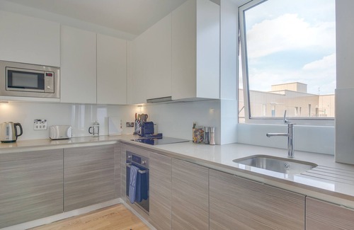 London Borough of Hounslow Apartment | MODERN ONE-BEDROOM APARTMENT IN HEART OF HEATHROW