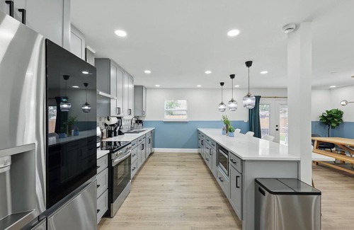 Irving House | Modern Open-Concept | 4-BD/3-BA with Backyard