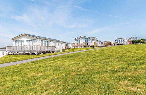 Wiseman's Bridge House | Modern open plan caravan with one double with en suite W.