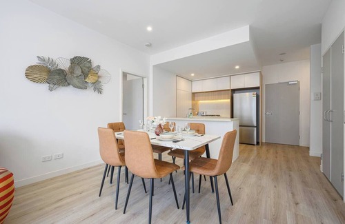 Penrith Apartment | Modern Penrith Apt 2BR w Ensuites, WIR, Parking & Sofa Bed