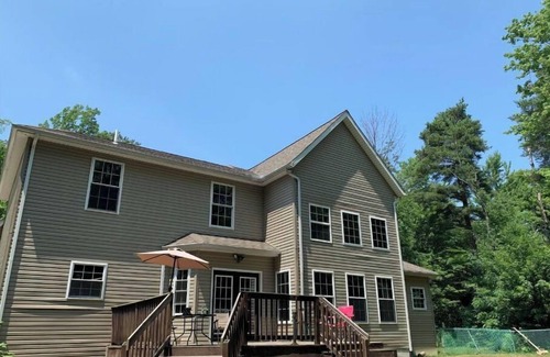 Erie House | Modern Pet ok15 min from beach. 25 min from slopes