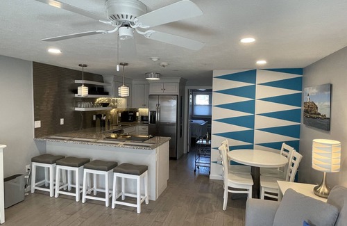 Ogunquit Condo | Modern, poolside Ogunquit 1br/1ba, just a 10 minute stroll into town.