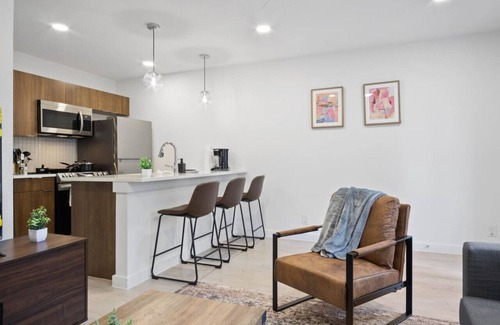 South Lamar Apartment | Modern Pristine Apartment 5 Minutes to Downtown ATX