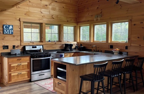 Kingfield House | Modern private home near mountains