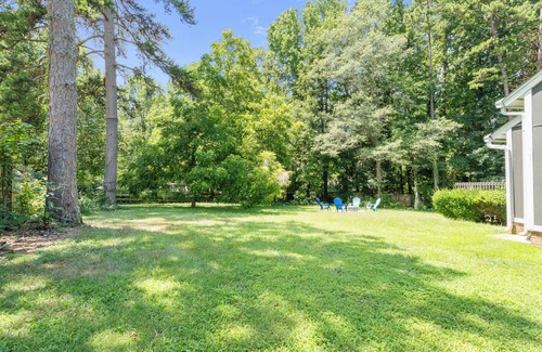 Mint Hill House | Modern Private Ranch Very Fast WiFi Vast Fenced Yard+Deck+Fire Pit!