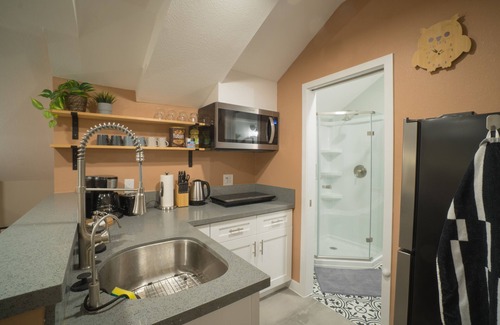 East Pasadena House | Modern Private Unit - Mins away from Everything in Pasadena!