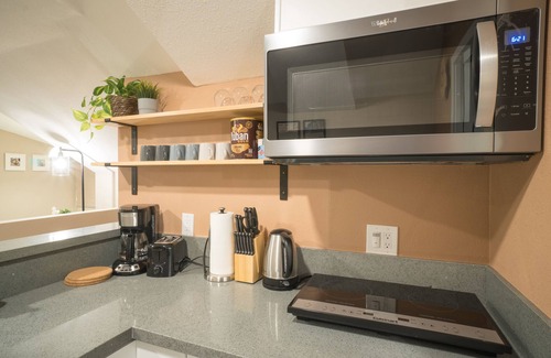 East Pasadena House | Modern Private Unit - Mins away from Everything in Pasadena!