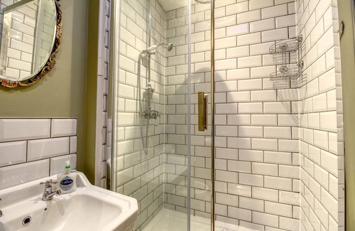 Huddersfield House | Modern property - great location with parking