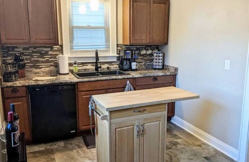 Moline House | Modern Quiet 1BR Fenced Yard + Office DT Moline