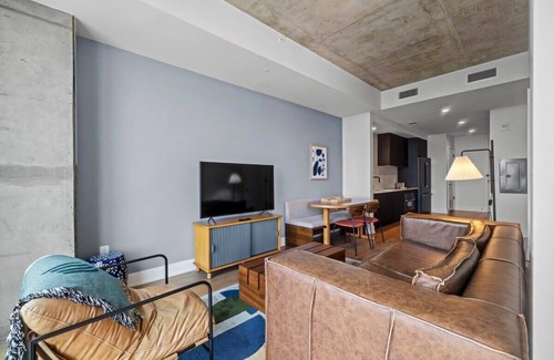 Rainey Street Historic District Condo | Modern Rainey St Oasis - Pool & Stunning Views
