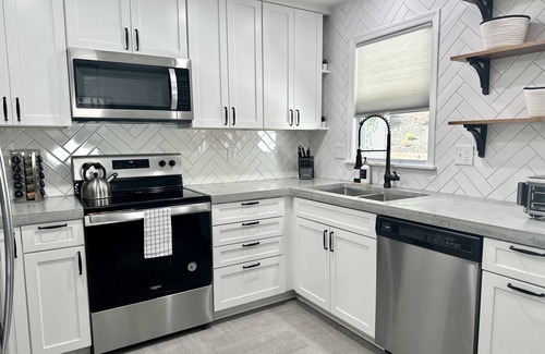 North Raleigh House | Modern Raleigh Home 3BDR with 4 Beds + Office & Backyard Oasis. Great Location!