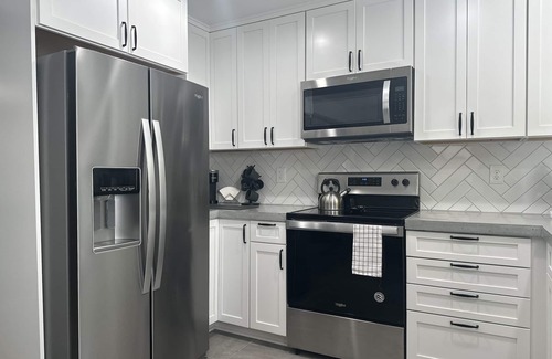 North Raleigh House | Modern Raleigh Home 3BDR with 4 Beds + Office & Backyard Oasis. Great Location!