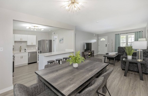 Euclid House | Modern Ranch 15 min to Downtown & Hospitals