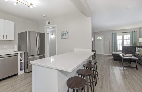 Euclid House | Modern Ranch 15 min to Downtown & Hospitals