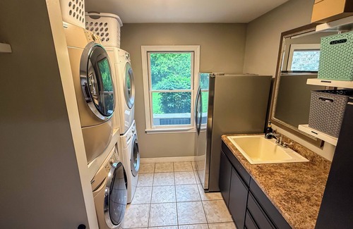 Hubbard House | Modern Ranch in Hubbard with arcade, game room, gym, sauna & MORE!