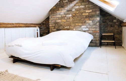 Portobello House | Modern Redbrick Townhouse in the Heart of the City