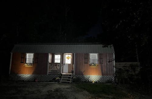 Sneads Cabin | Modern relaxing cabin. Firepit, hot tub & goats on property, nearby fishing,.